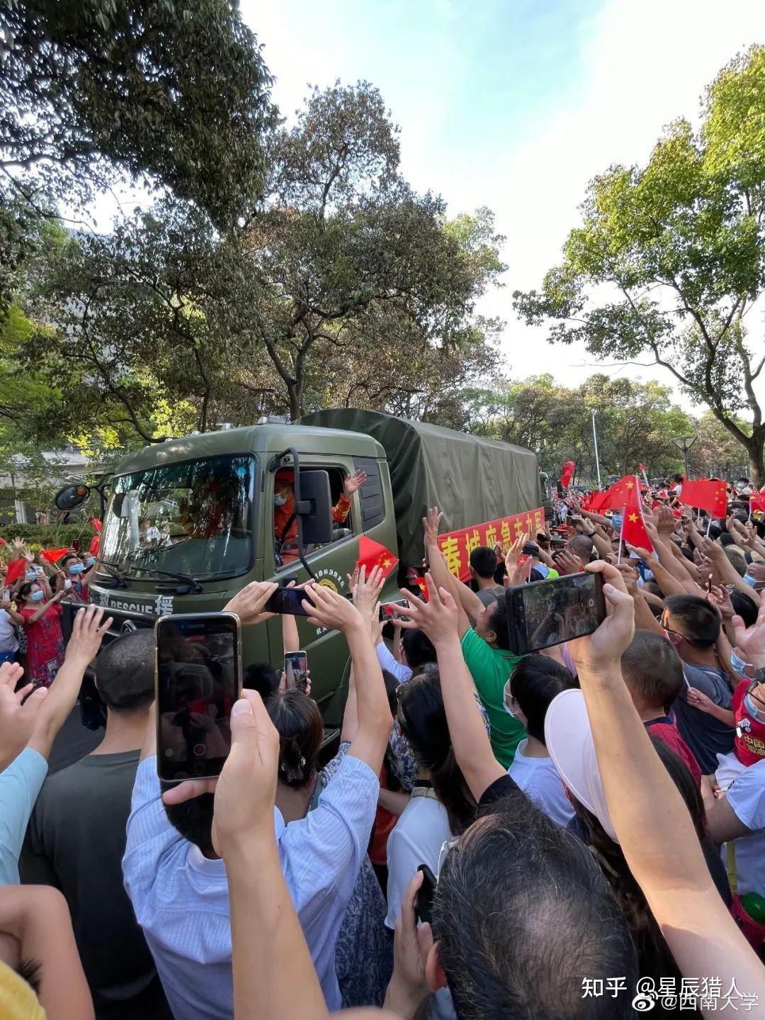 重庆灭火震撼一幕全网刷屏这大概是中国独有的场面了