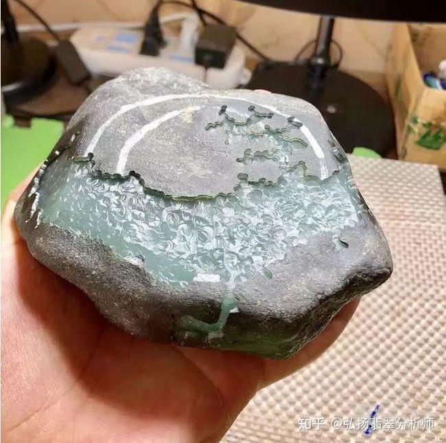 夜市2万买的翡翠原石切开后做出了飘花手镯小伙伴都羡慕了