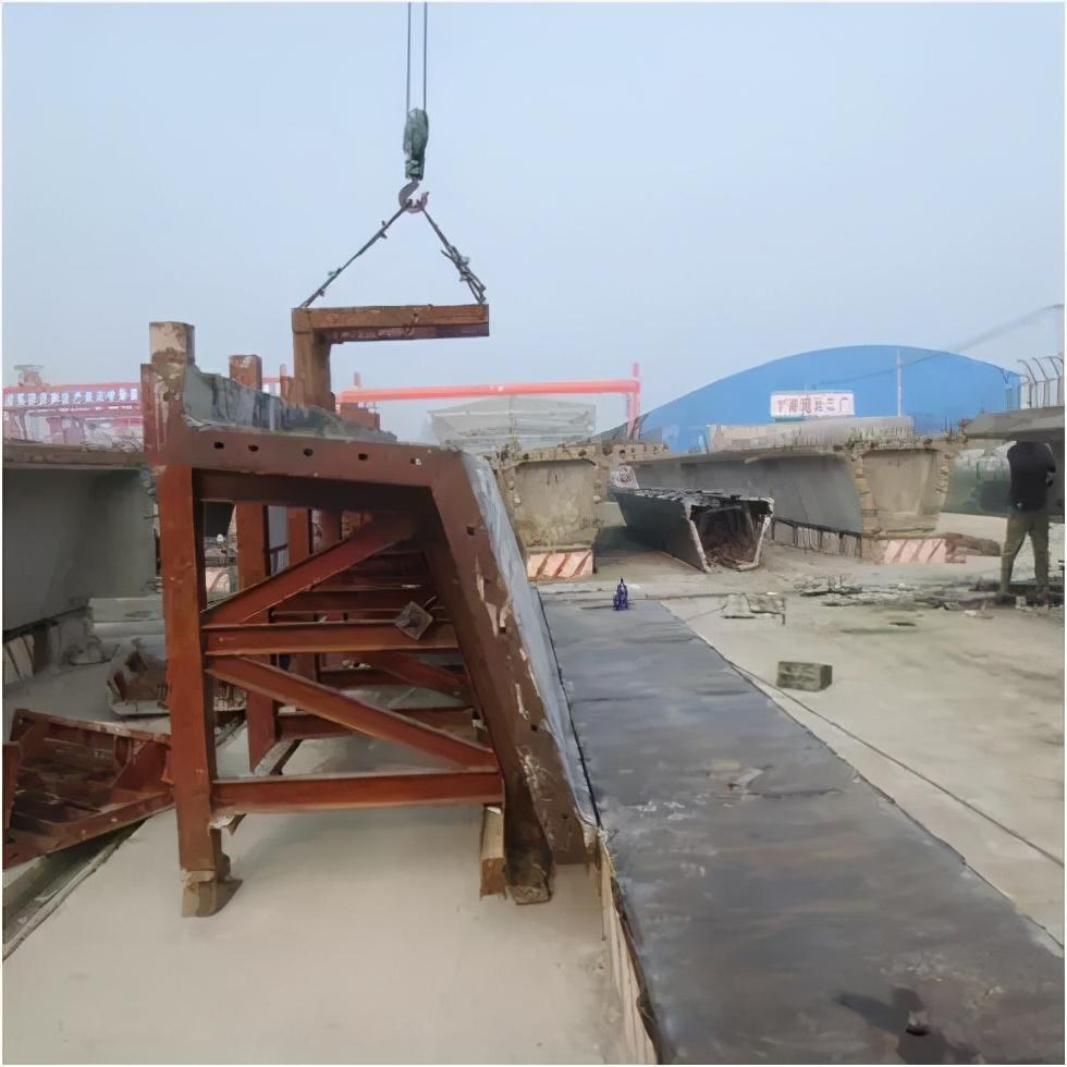 1,介于钢筋骨架整体吊装入模工艺,预制小箱梁侧模板提前与底模进行