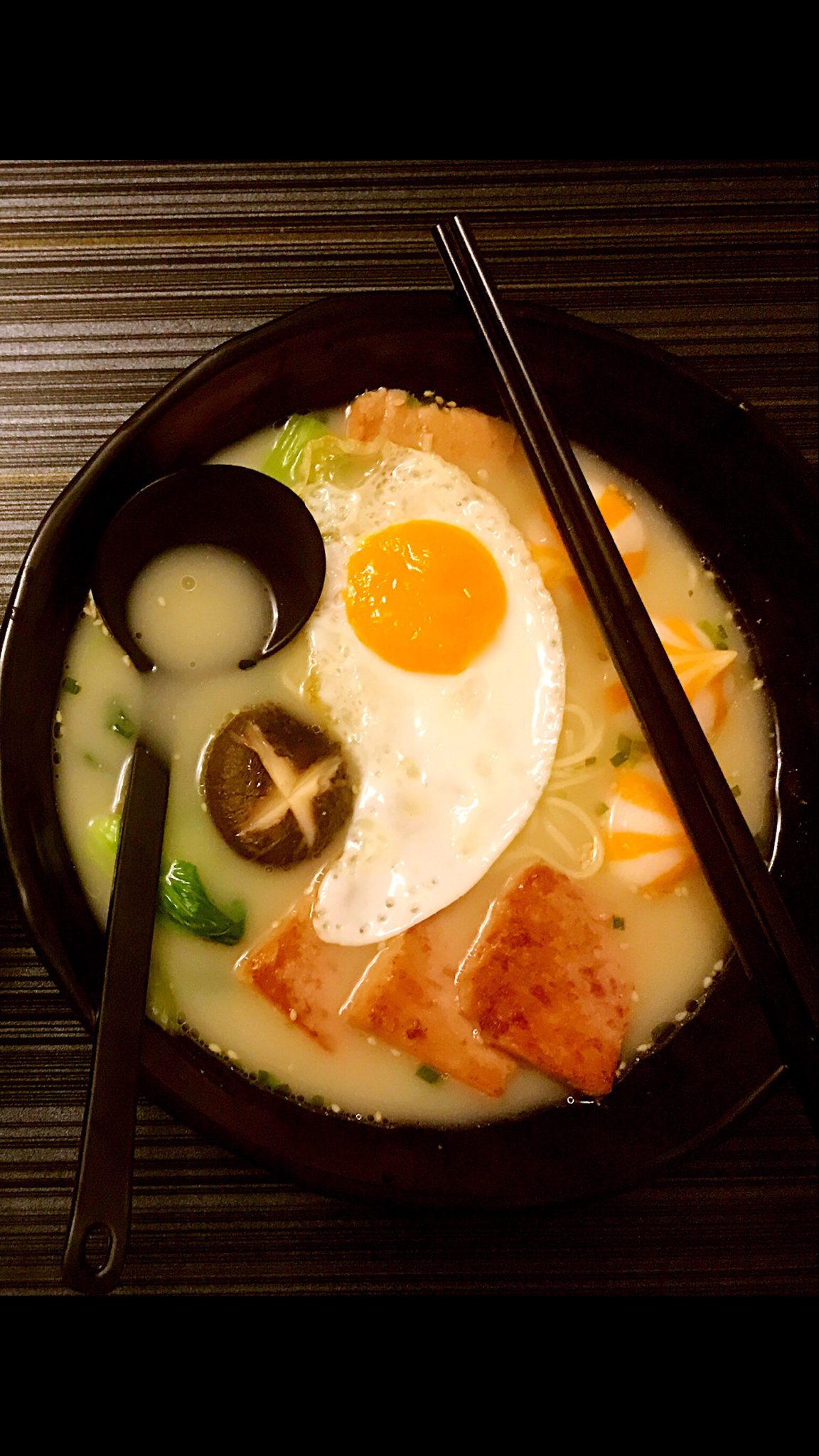 日式的豚骨面,加了煎过的午餐肉,青菜,蟹籽丸,蘑菇,和单面煎的太阳蛋