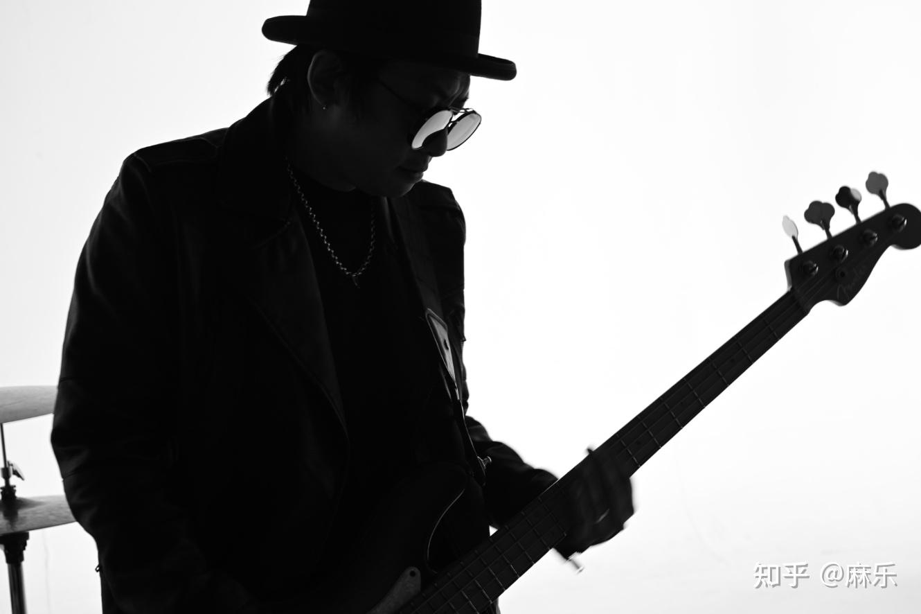 成员各自做着什么?在贡献时间和精力给乐队上是否还像年轻时义无反顾?