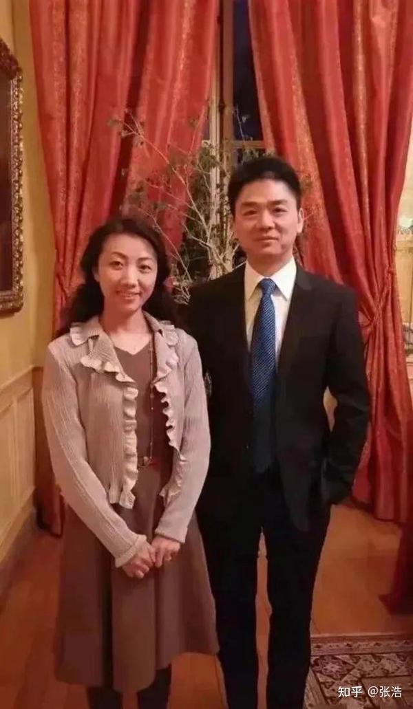 “京东”再同框!刘强东与初恋合影曝光!和奶茶超市照竟是摆拍? - 知乎
