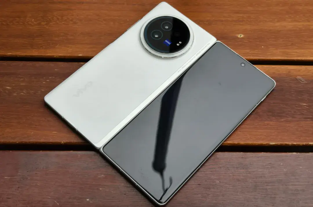 骁龙8gen2 219克重量 三星2k屏,vivo终于做出了一款不错的折叠屏手机!