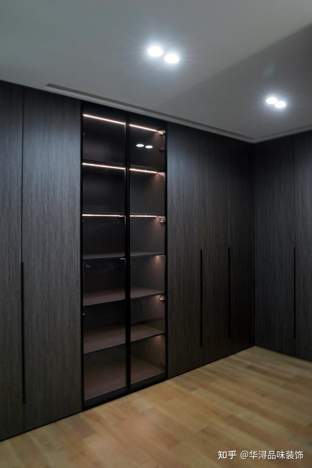 衣帽间中定制了l型的通顶式衣柜,存储空间巨大,实用性极强.