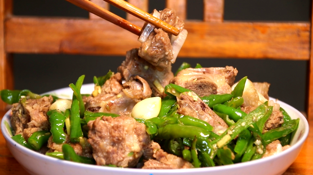 教你狗肉火锅的家常做法大铁锅一炖开锅后香味扑鼻好吃解馋