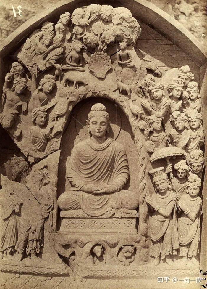 来自 loriyan tangai 的佛像照片,描绘了因陀罗在 indrasaila拜访佛陀