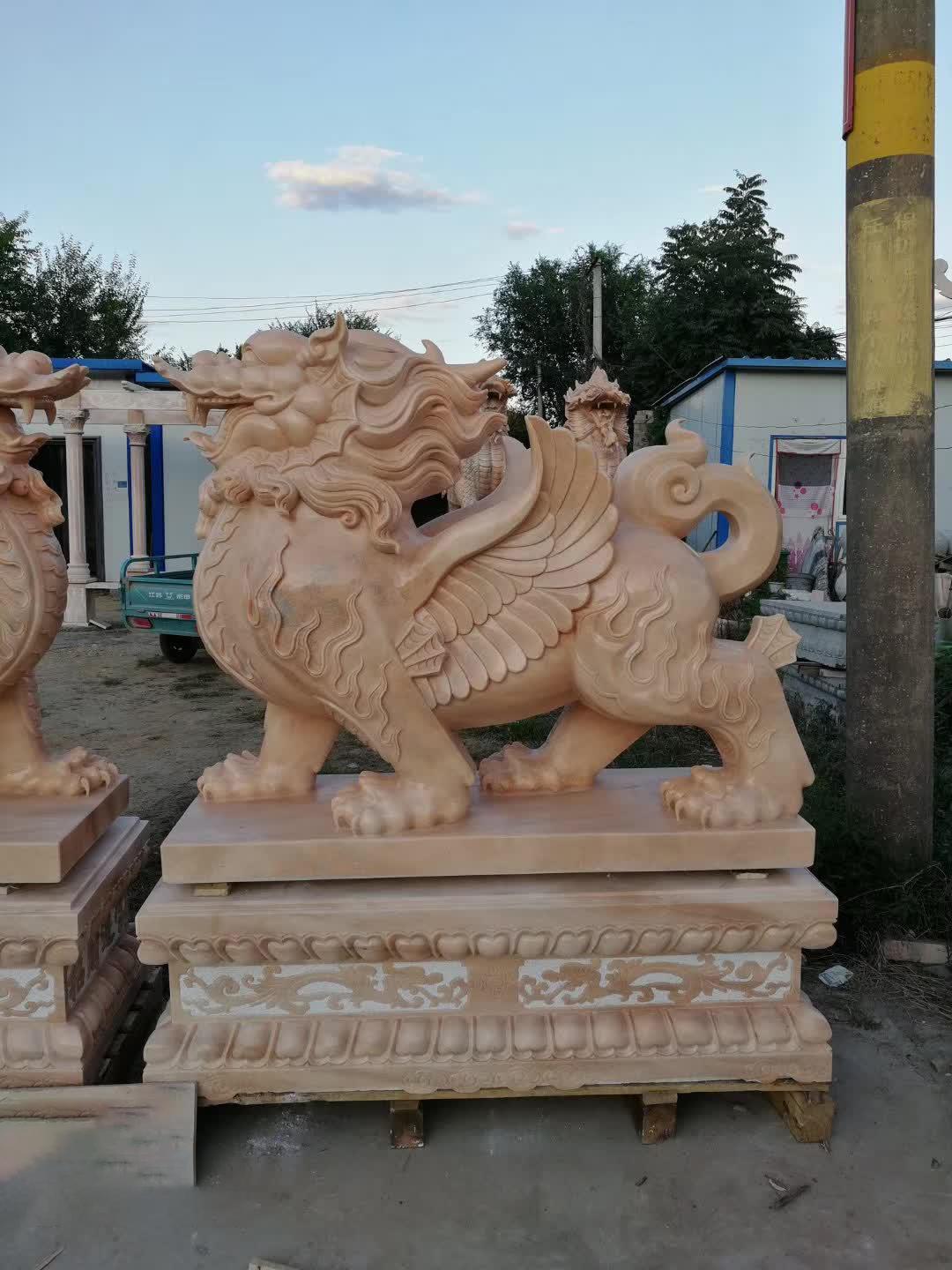 摆放貔貅石雕的寓意