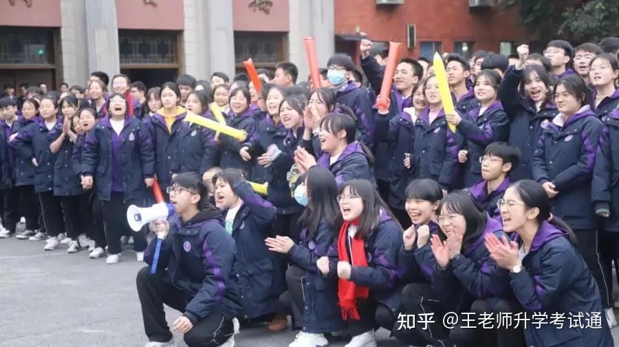 如果学生上学必须穿校服你支持吗重庆各大中学校服大对比