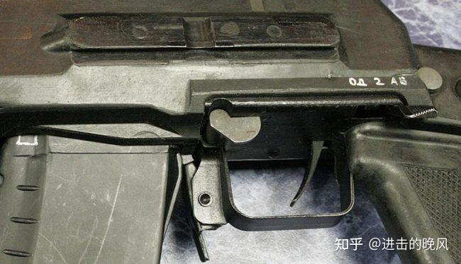 an-94的保險和快慢機在倆發點射時,射速為1800發/分;當全自動射擊時