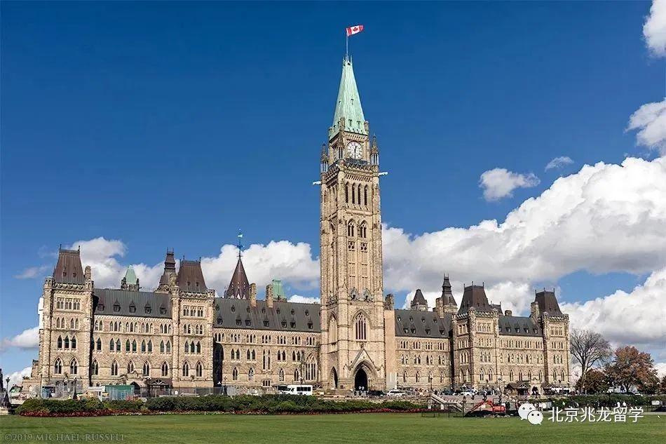 恭喜兆龙学子获得加拿大渥太华大学经济学本科offer