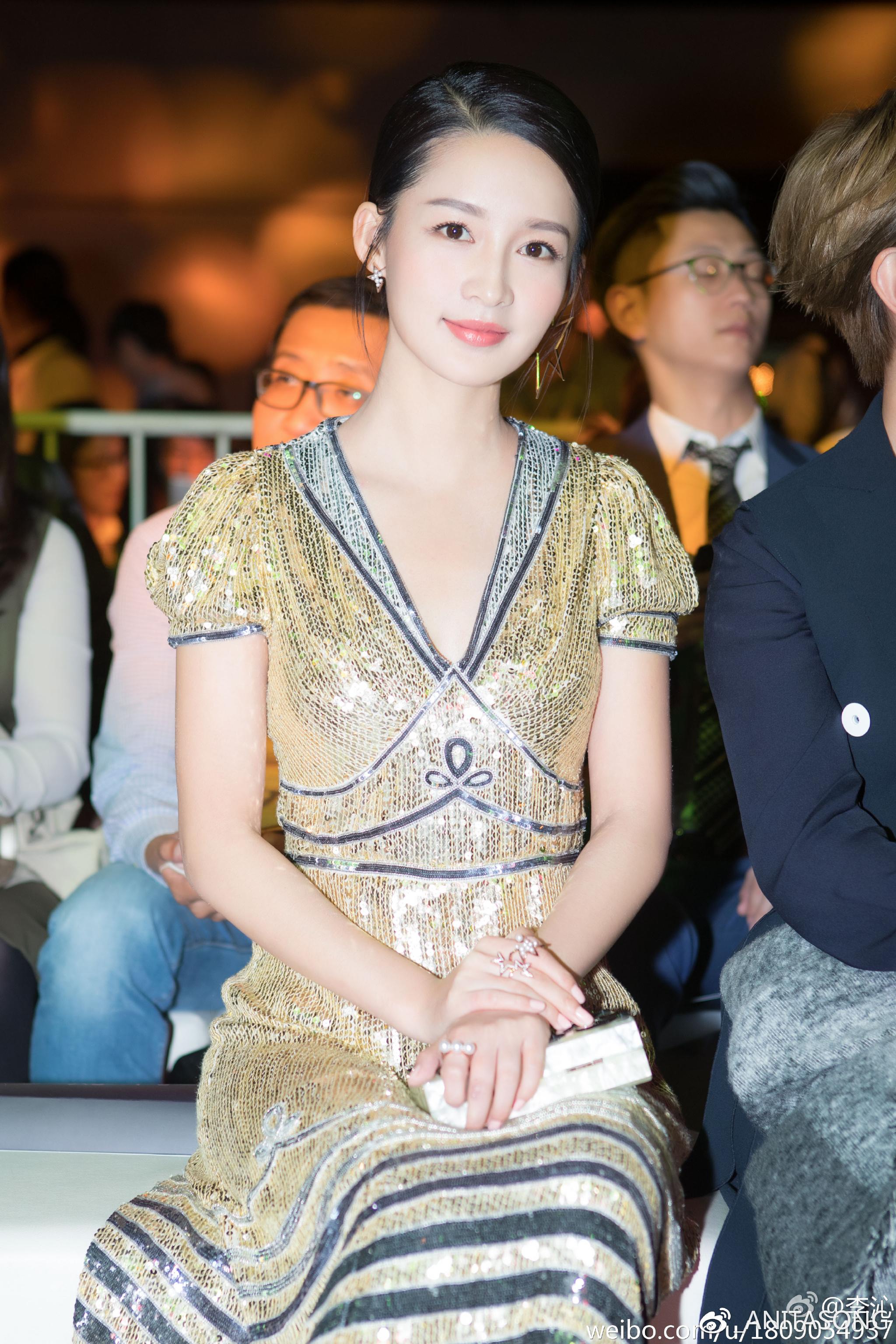 李沁一心跳槽甜美门的清冷派