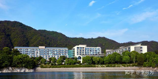 千岛湖洲际度假酒店位于杭州千岛湖羡山半岛,以喀斯特山地和丰富的