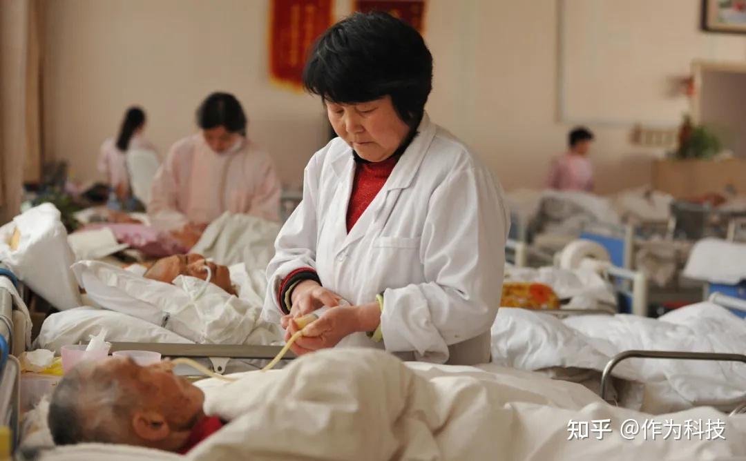 失能瘫痪老人护理,靠养老院和护工是最好的方法吗?