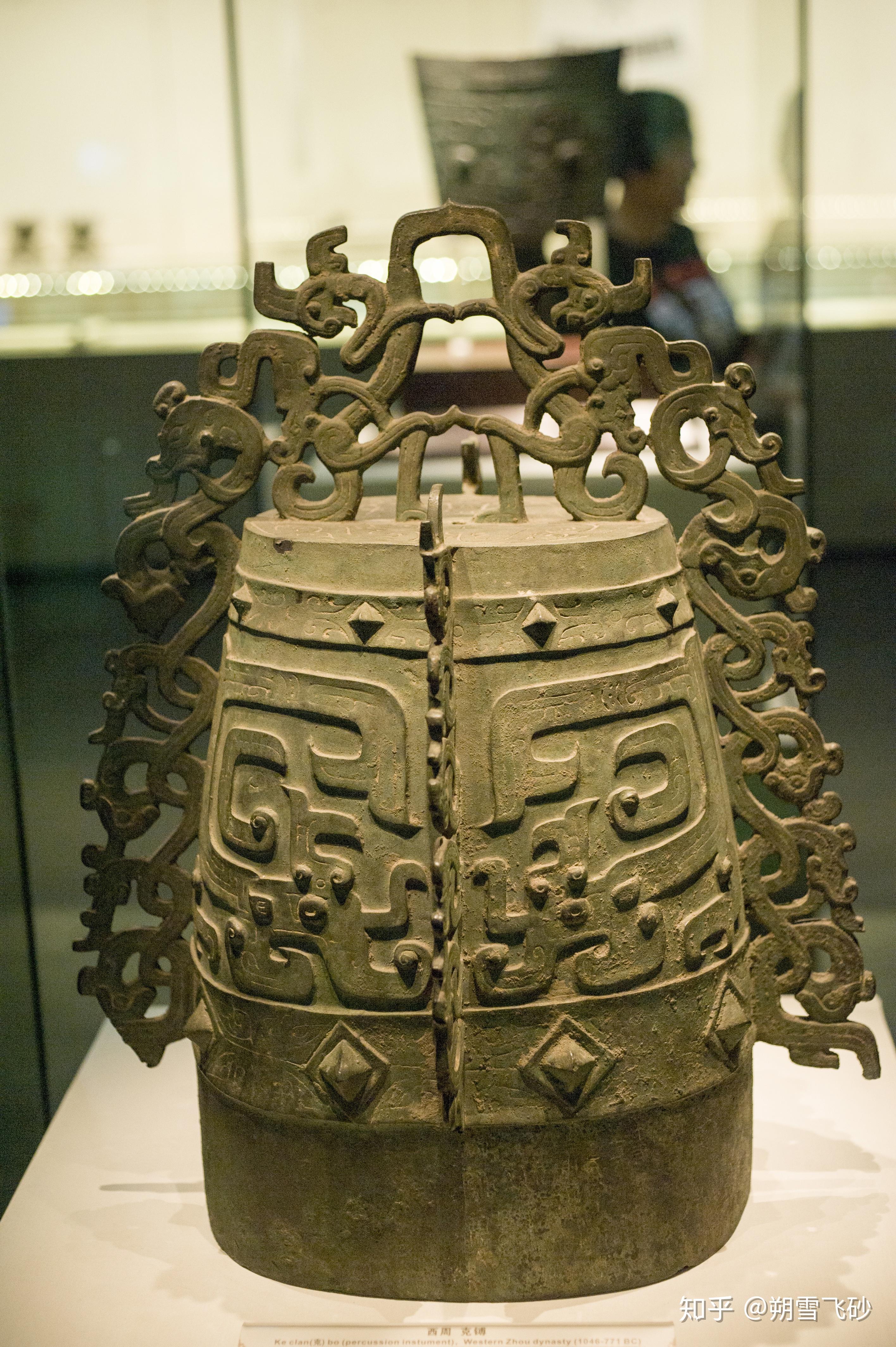 沟进行大规模的盗掘,挖出了大批珍贵的文物,其中就有这件西周夔纹铜禁