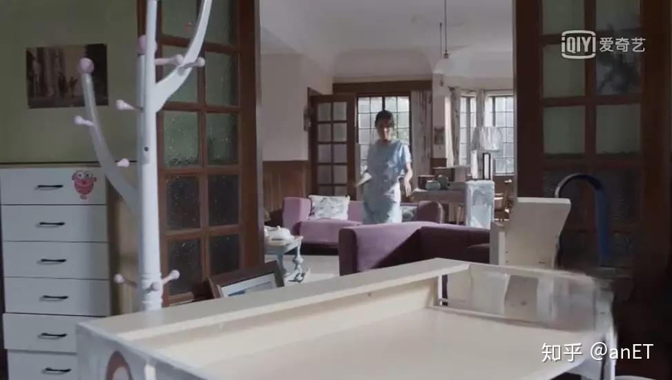 改造后▼不得不说,房间里的窗帘,床品和装饰画(林妙妙自己画的画),是