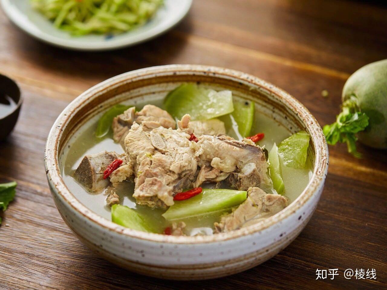 排骨汤怎么炖最好喝排骨炖红萝卜 v2-130782d9b3b3adc24d5b12fa40bdfbe7_r.jpg