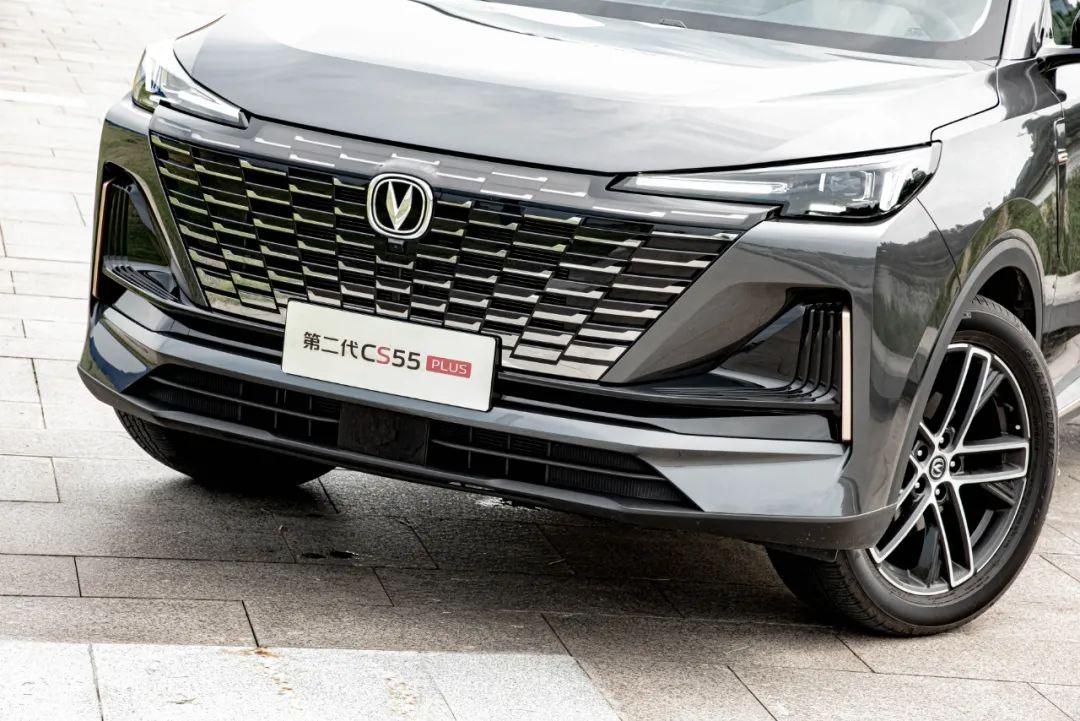 实际上,第二代长安cs55plus采用了全新家族化设计,看起来更加精致