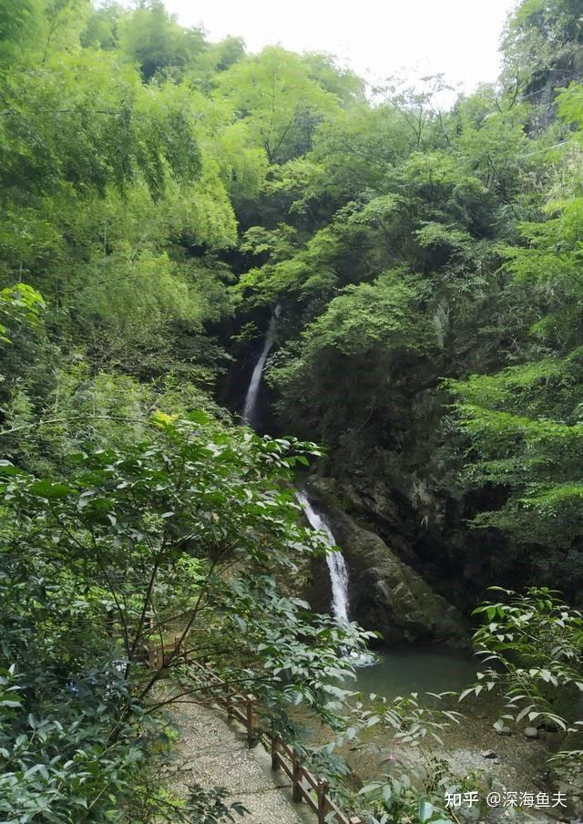 繼續向前,即到龍潭景區.過石井橋,復前行,出村數百米,就是石門所在處.