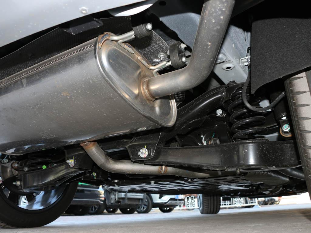 底盘部分,荣威rx5 emax采用了前麦弗逊式独立悬架,后多连杆式独立悬架