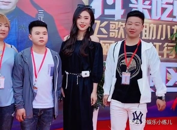 80后少妇靠一支白狐舞一夜爆红青春洋溢和三江锅闹绯闻