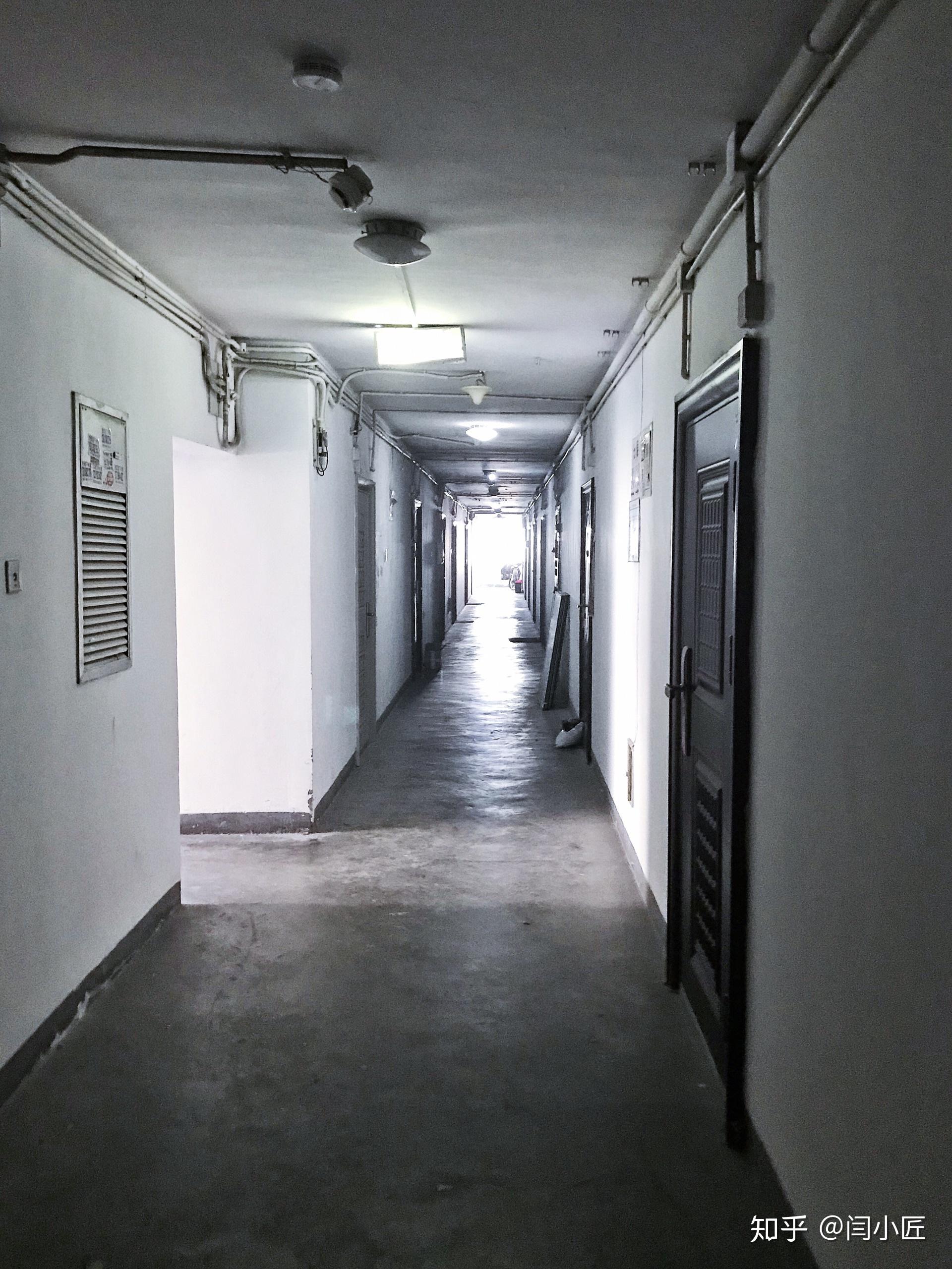 房子是过去80年代的筒子楼格局,是上世纪八九十年代国营单位自建的