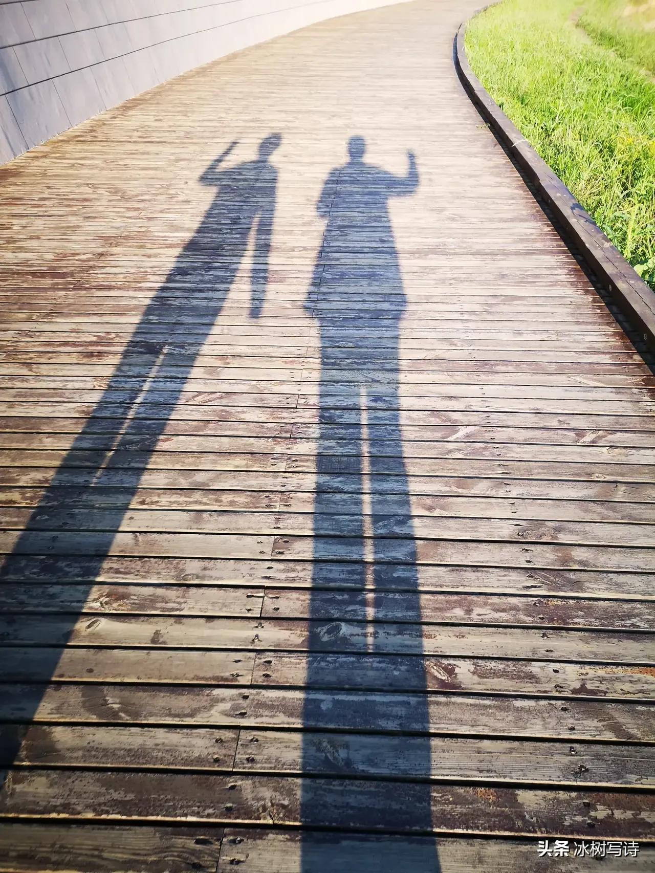 牵手诗意黄昏恋,粥饭清淡简而暖;温茶静品缕缕情,浅雪浪漫美景窗.