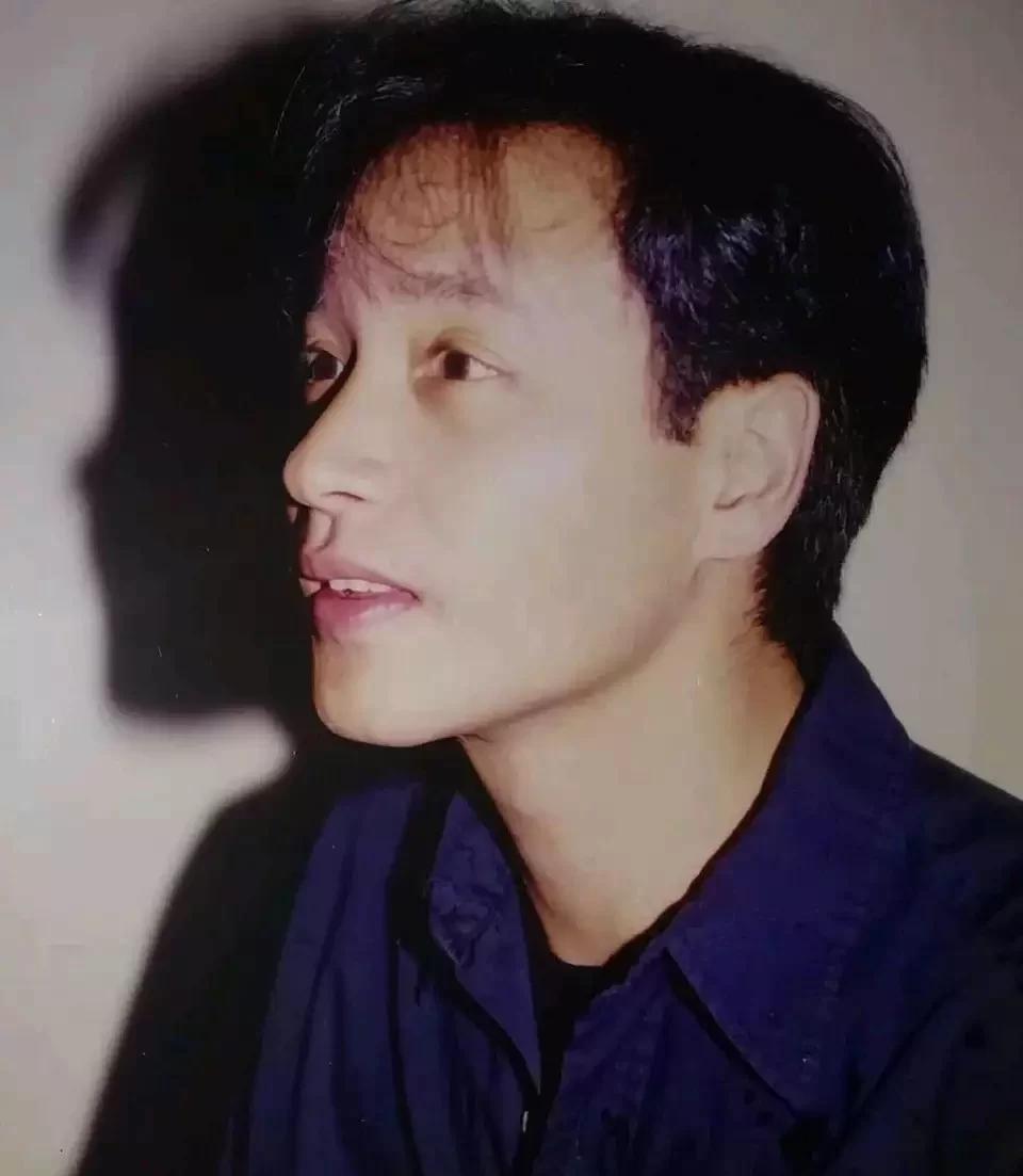 怀念张国荣!逝世18周年,哥哥经典衬衫造型大盘点