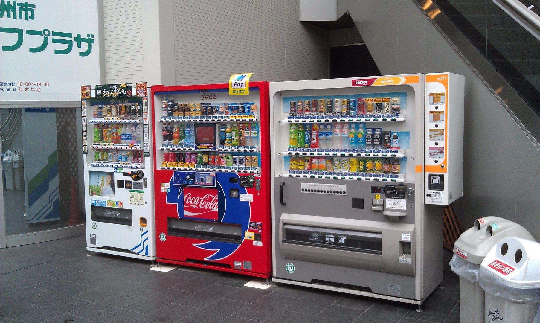 在日本,自动贩卖机行业早就已经进入成熟阶段,在大街上,随处可见各种