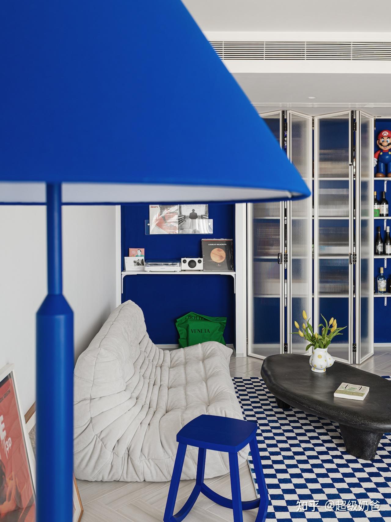 120㎡旧房改造灵动的克莱因蓝艺术品潮玩连接对生活的热爱