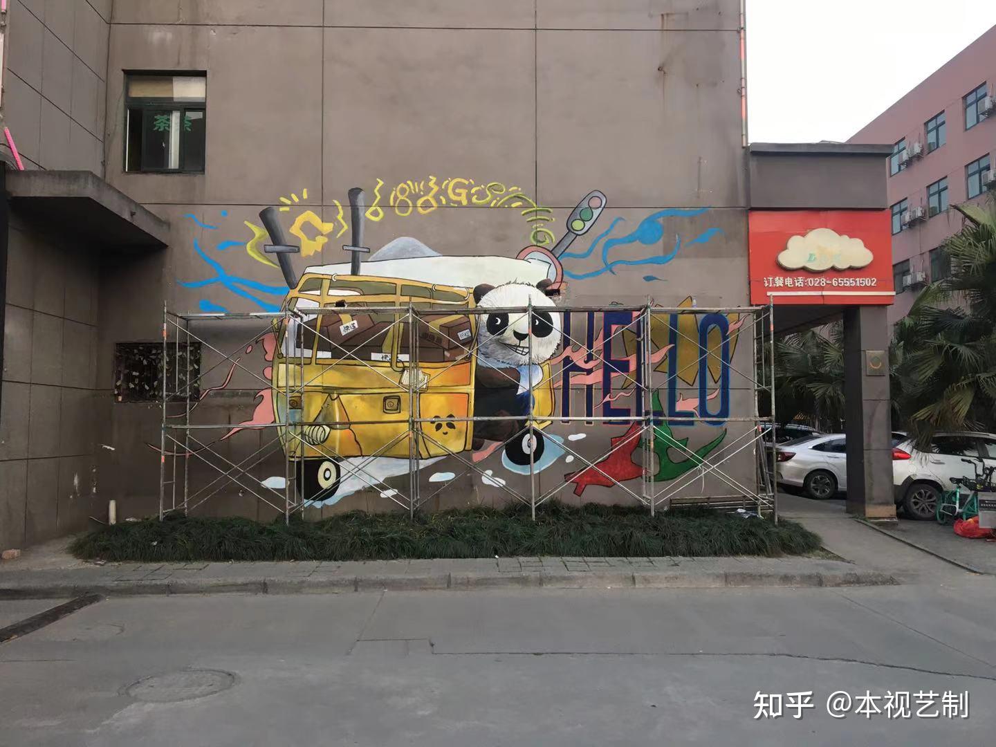 涂鸦式手绘墙壁画但也不失细致优美很好的装饰了街道风景让市民和游客
