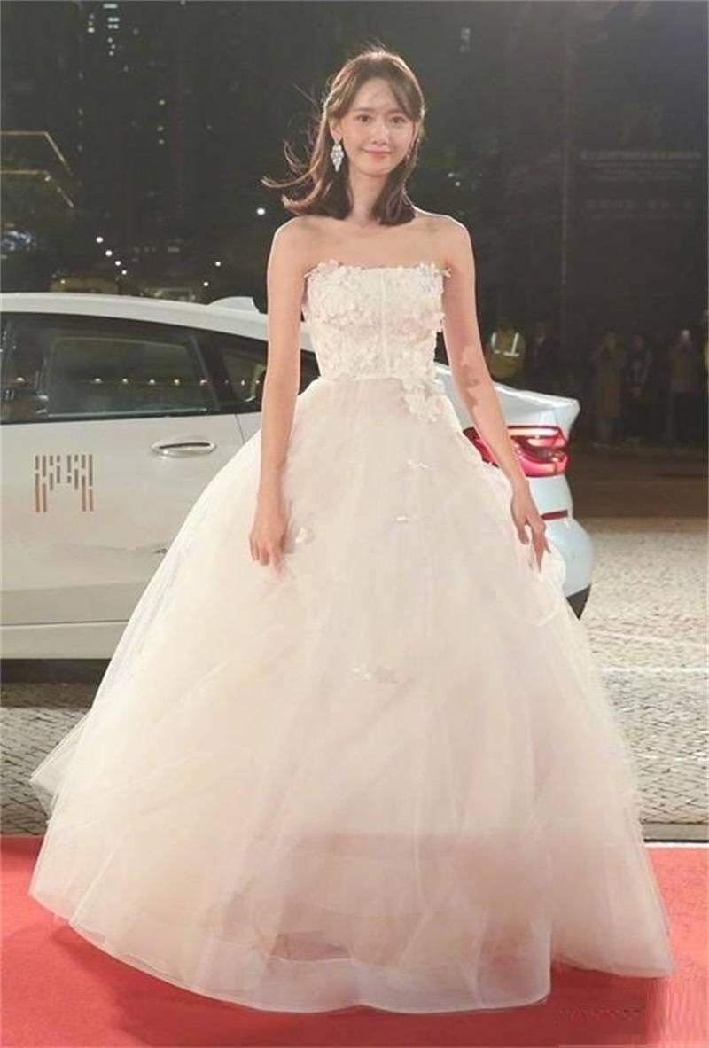 盘点林允儿的10组红毯礼服造型,邻家女孩般的治愈魅力!