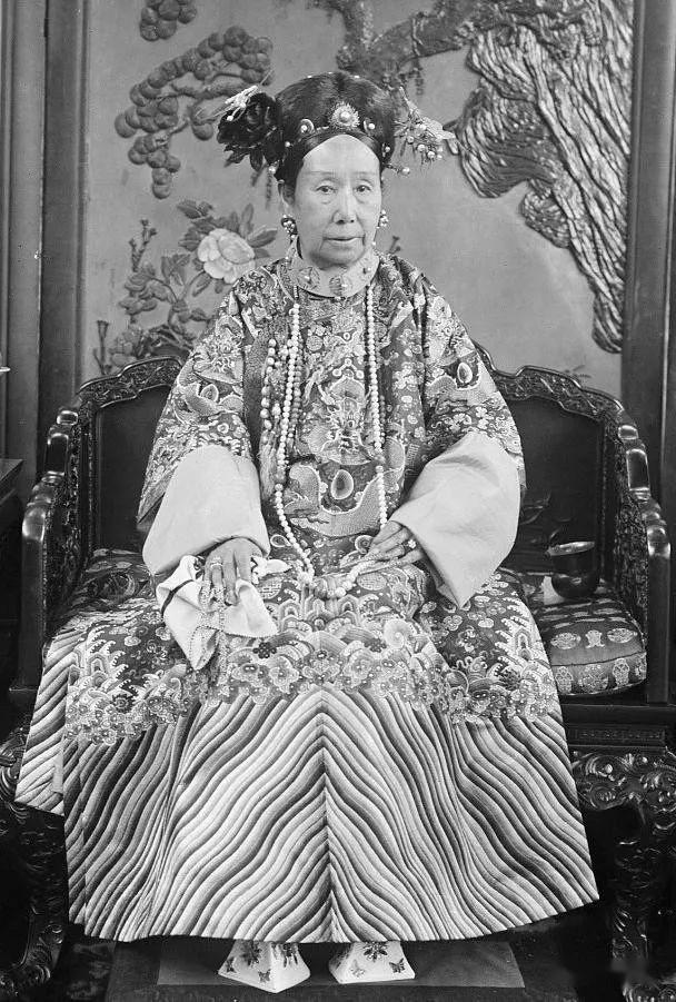 2,稍显落寞的样子,背后的字牌上,写有"大清国当今圣母皇太后万岁万岁