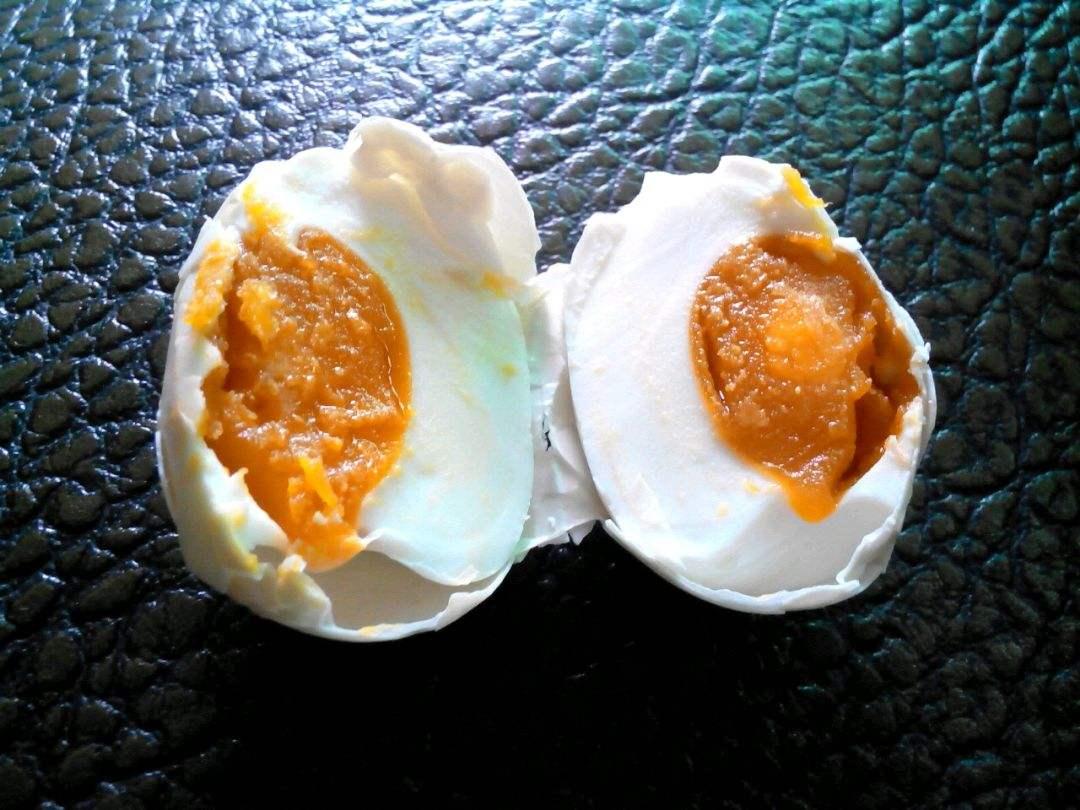 流油的咸鸭蛋最馋人，这个配方一看就会，腌出来咸蛋个个起沙流油_盐卤_小厨_方法