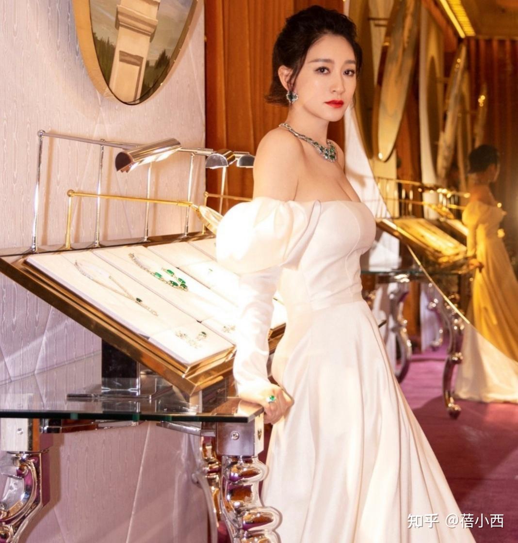 李小冉的身材好馋人穿露肩连衣裙配盘发亮相丰满到要用手挡住