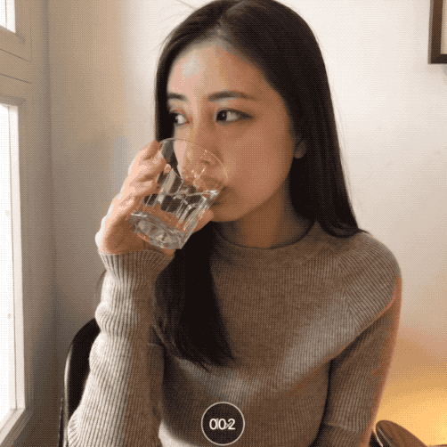 韩松/摄 iphone x,拍摄时让熊黎做喝水的动作,进行连拍