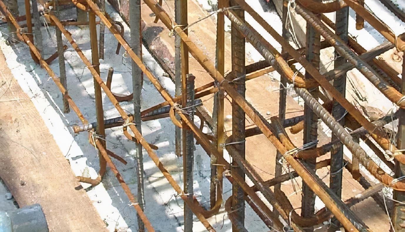 剪力墙竖向钢筋,水平筋分布均匀,位置准确,拉筋到位,安装合理.