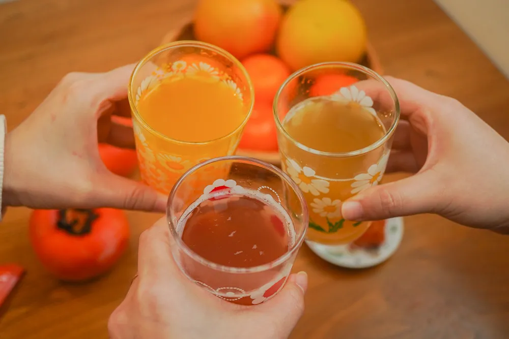 有许多花样,我们囤了其中的 3 只,清新小雏菊和复古的太阳花,来点果汁