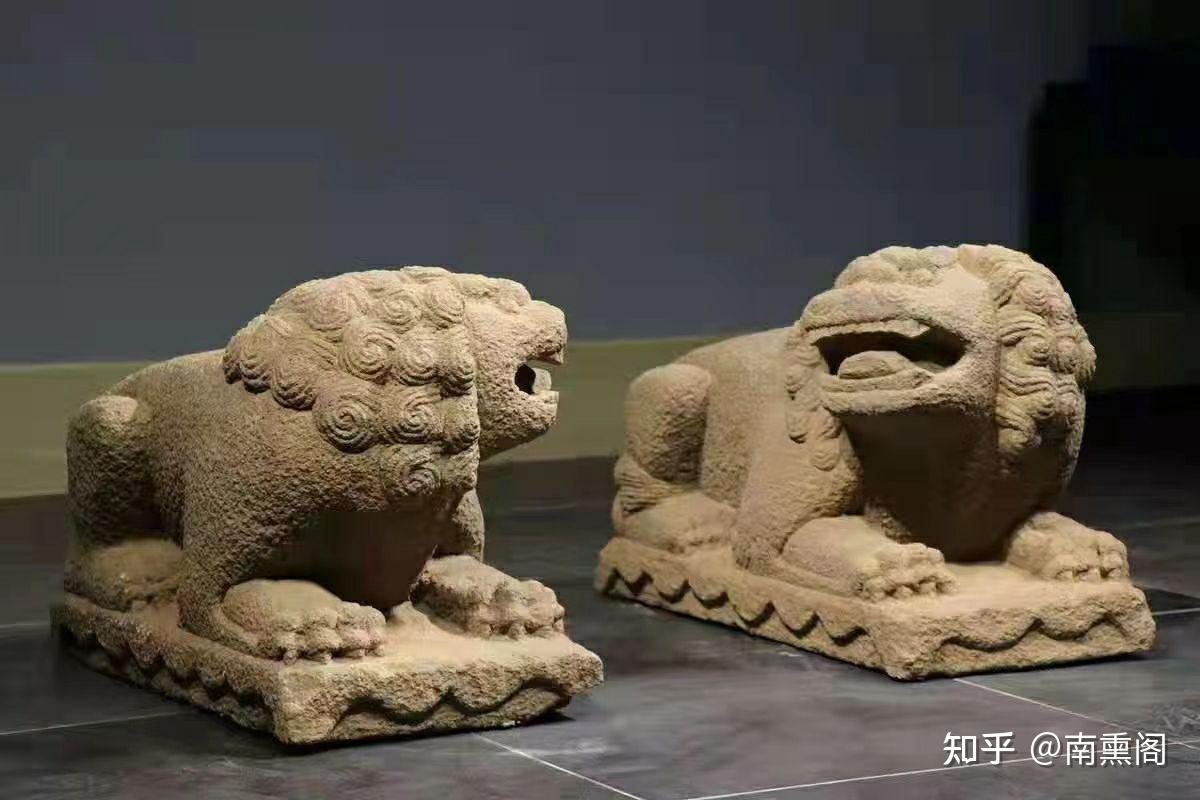 品相完好,雕刻生动威武霸气,尺寸70*40*50厘米,沙石材质