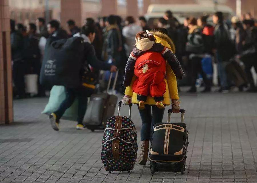 作为一个精致的人出门拉行李箱不需要用手