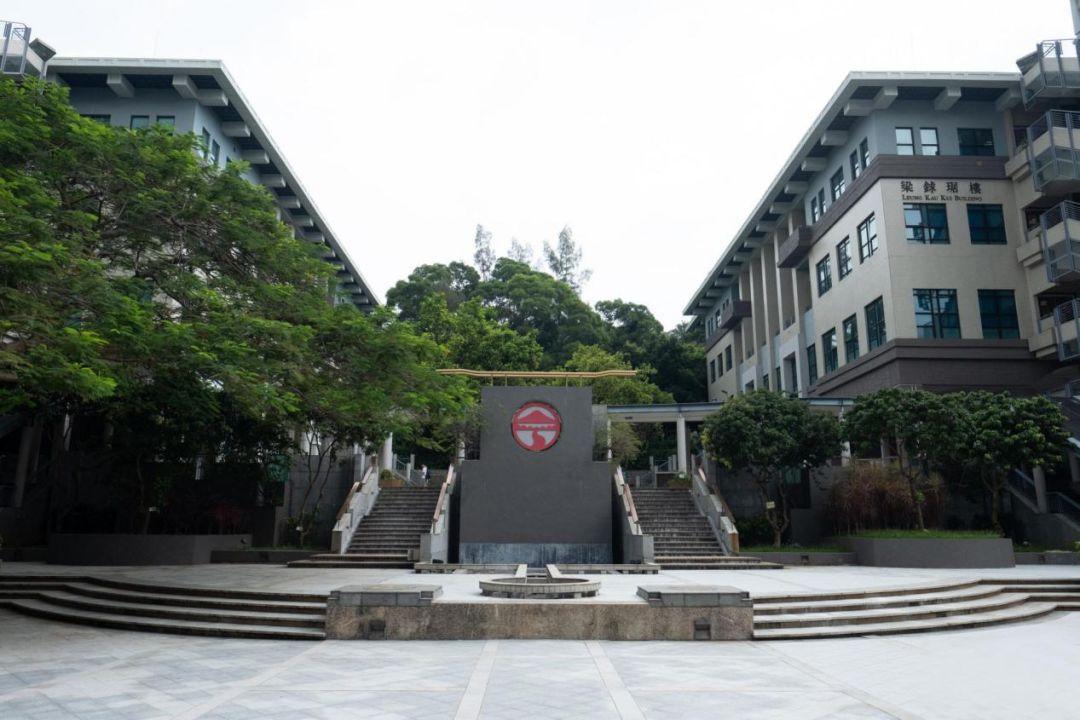 (岭南大学 图源:香港01)岭南大学商学院(部分专业)近日给硕士学生发出