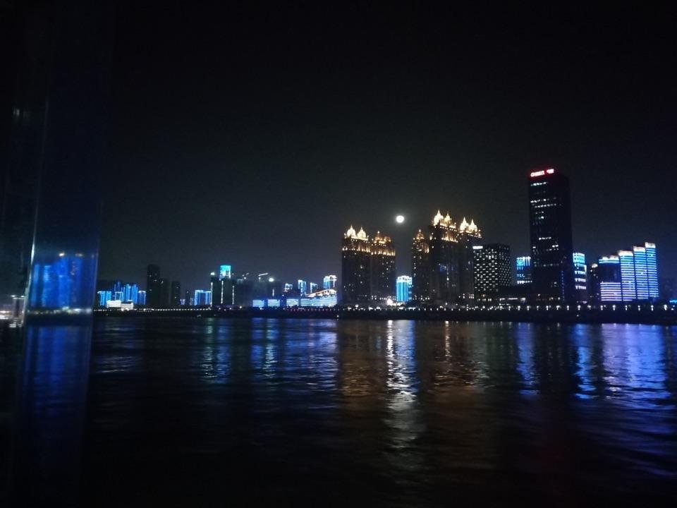旅游夜景拍照 v2-1429b8719f6429a4d9ced61e6357eb18_r.jpg