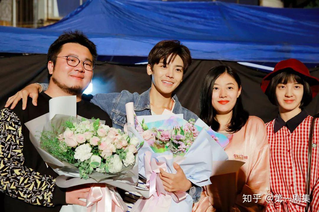 《彪悍》杀青照,左起:导演邓科,侯明昊,总制片人王柔媗,万鹏在王柔媗