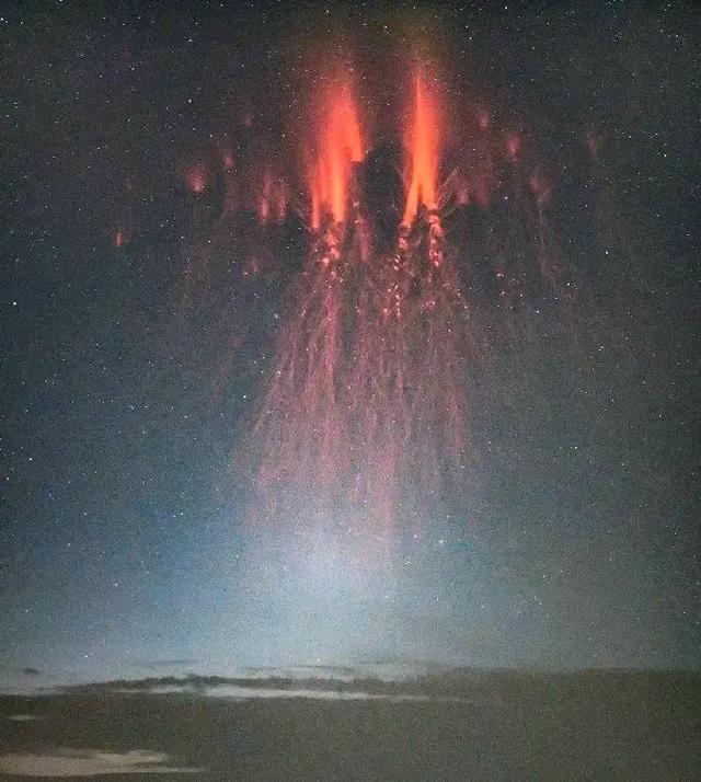 来自太空的闪电覆盖数百平方公里红色精灵闪耀意大利岛屿