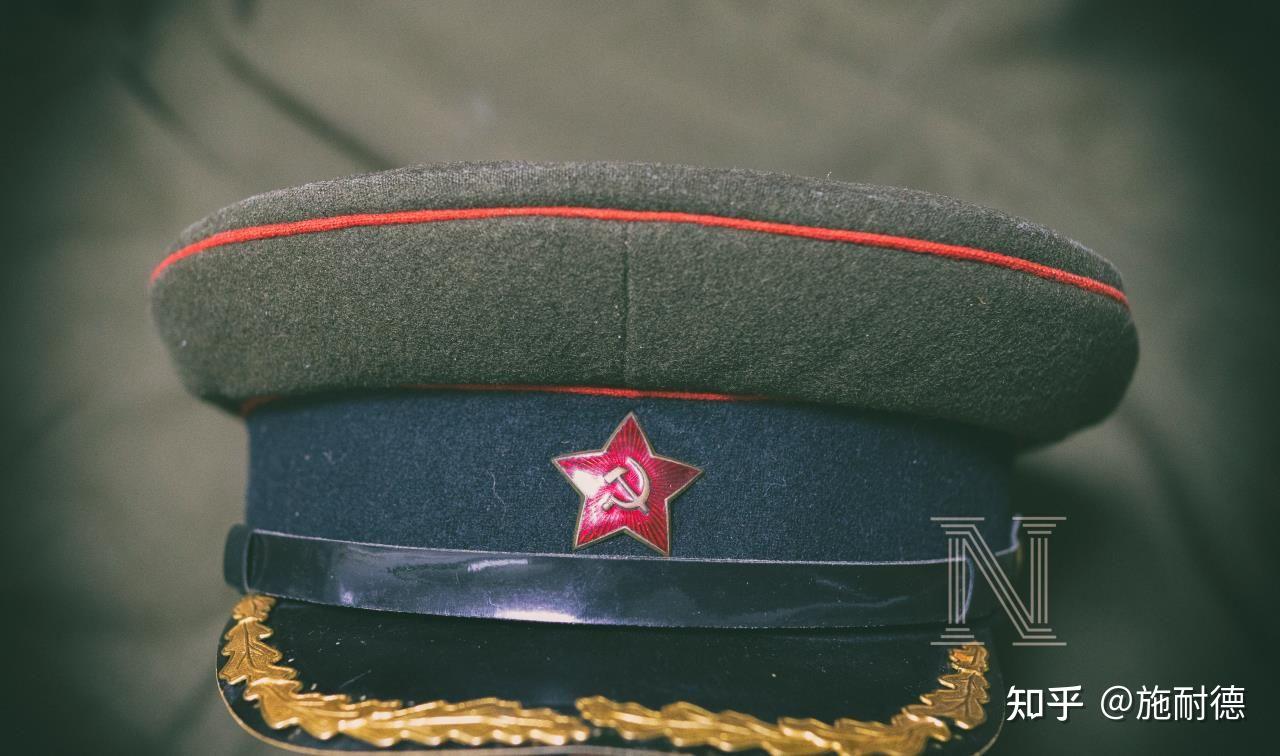 在此次配发的大檐帽中,空军与装甲兵校尉帽子配有黑色人造革风带.