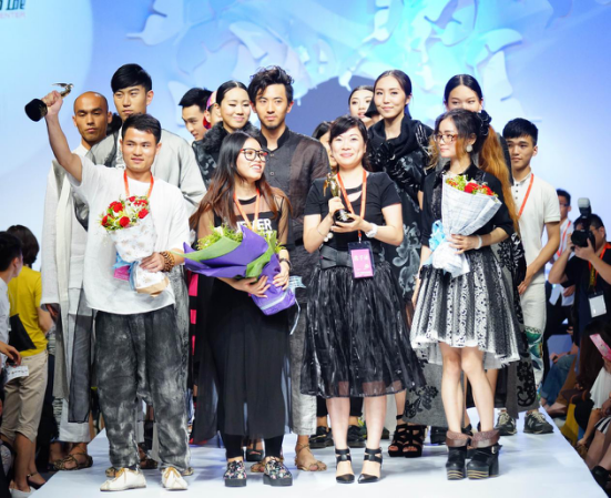 上荣获金铜二奖学生朱珍斐荣获"2015广东十佳服装设计师"称号强起来