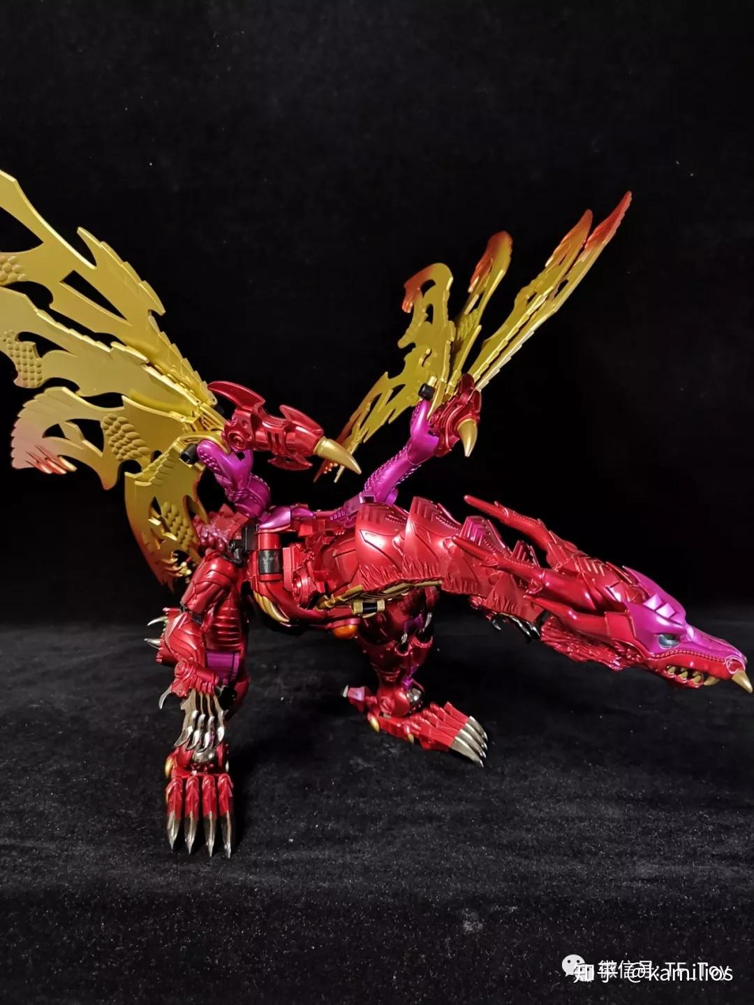 从外观来看,pe红龙与它在动画中的形象出入较大,更加强调的是玩具的