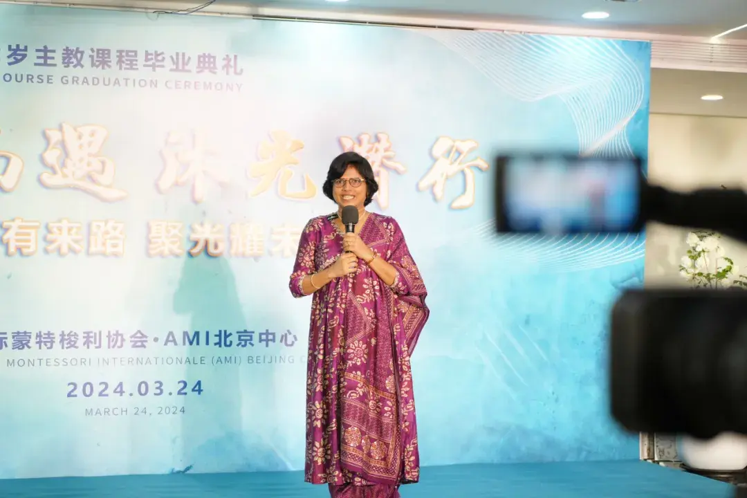 tricia miller老师为学员抽奖▲学员德鸿老师和园园老师倾情演绎