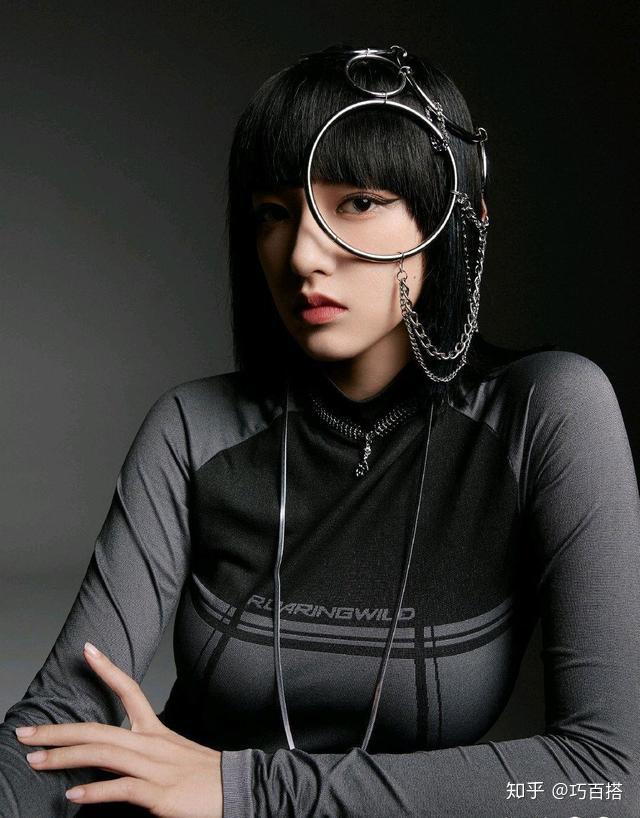 程潇戴回形针头饰拍大片个性又不失女神范高级感溢满整个屏幕