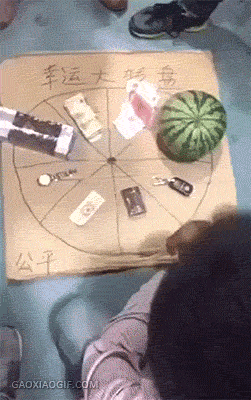 微信钱包里有一个彩票竞猜,有专人在里面收售