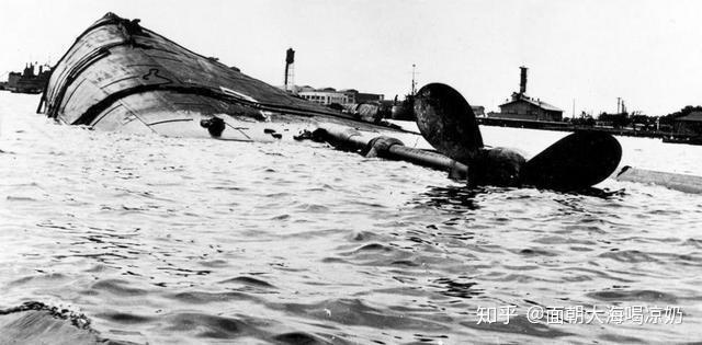 日本偷袭珍珠港后,亚利桑那号战列舰冒着浓烟颠覆入海亚